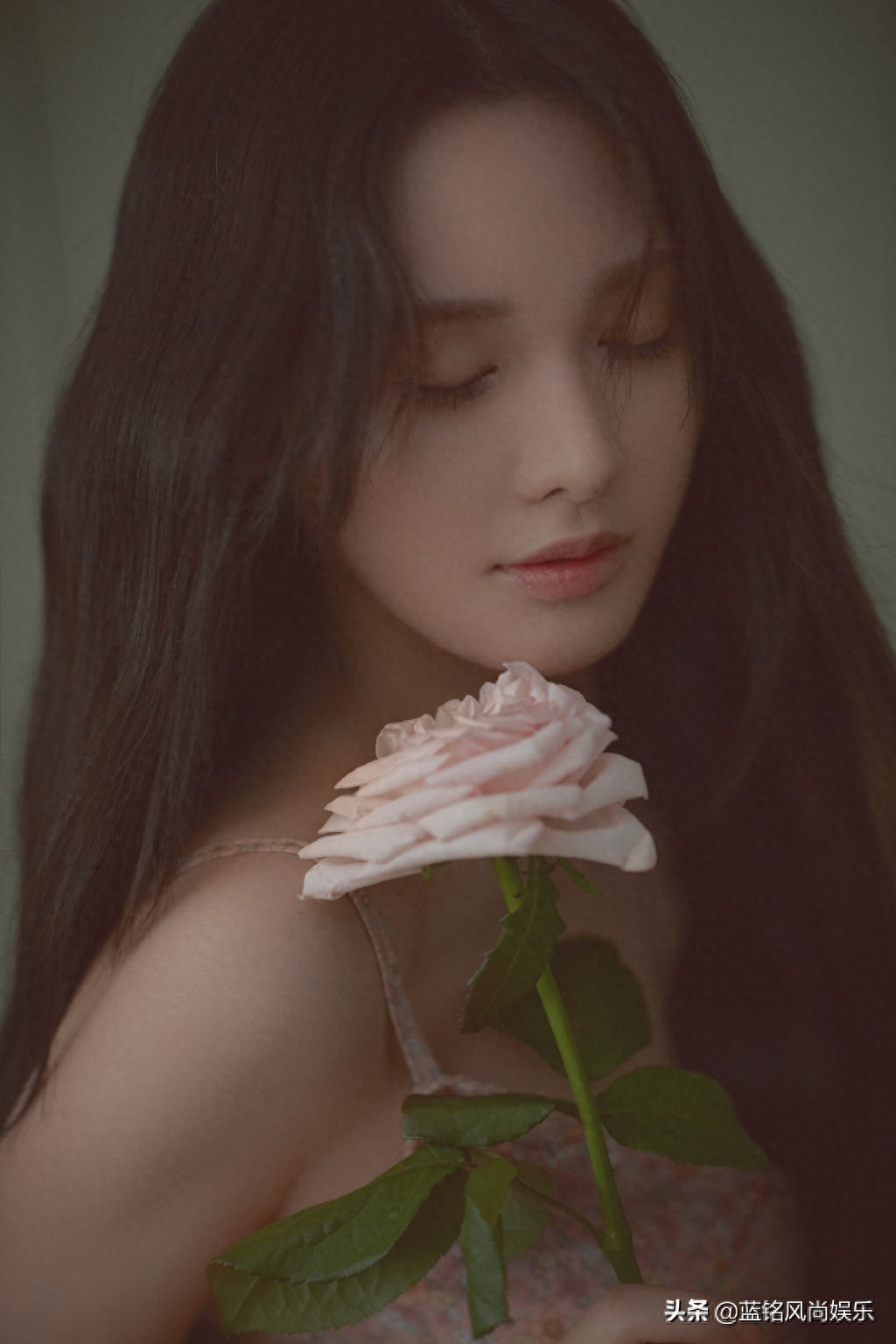 甜美小花彭小苒 来敲动你的心房，轻嗅花香，等你解锁节日密语