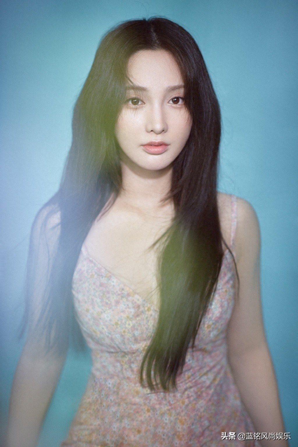 甜美小花彭小苒 来敲动你的心房，轻嗅花香，等你解锁节日密语