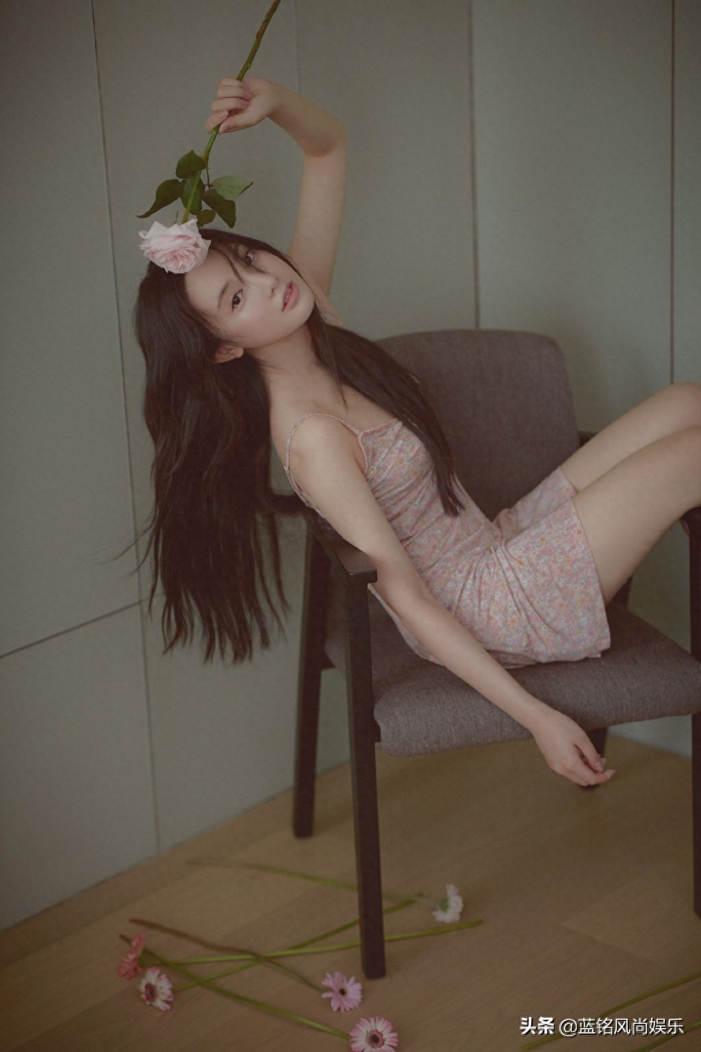 甜美小花彭小苒 来敲动你的心房，轻嗅花香，等你解锁节日密语