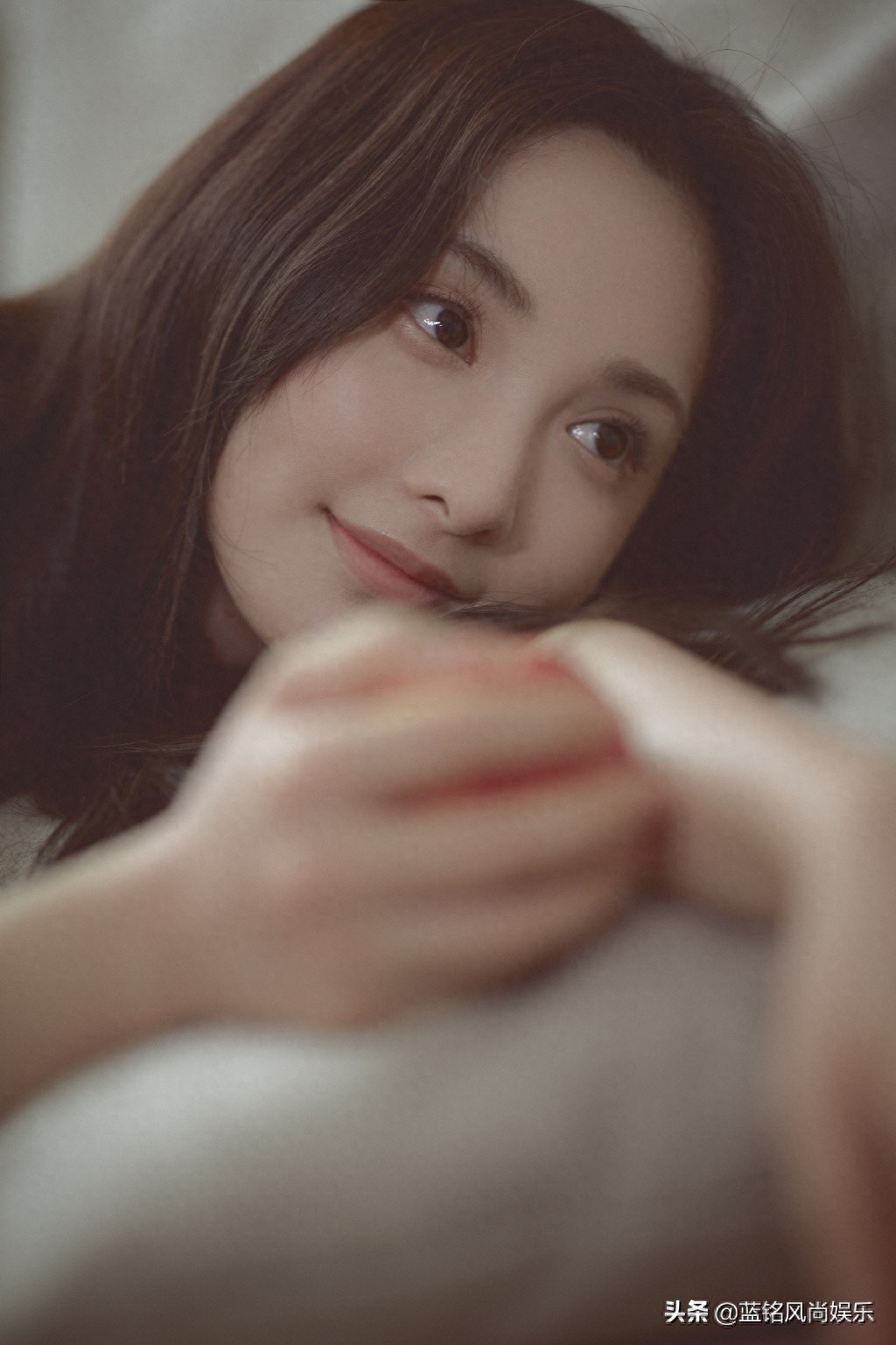 甜美小花彭小苒 来敲动你的心房，轻嗅花香，等你解锁节日密语