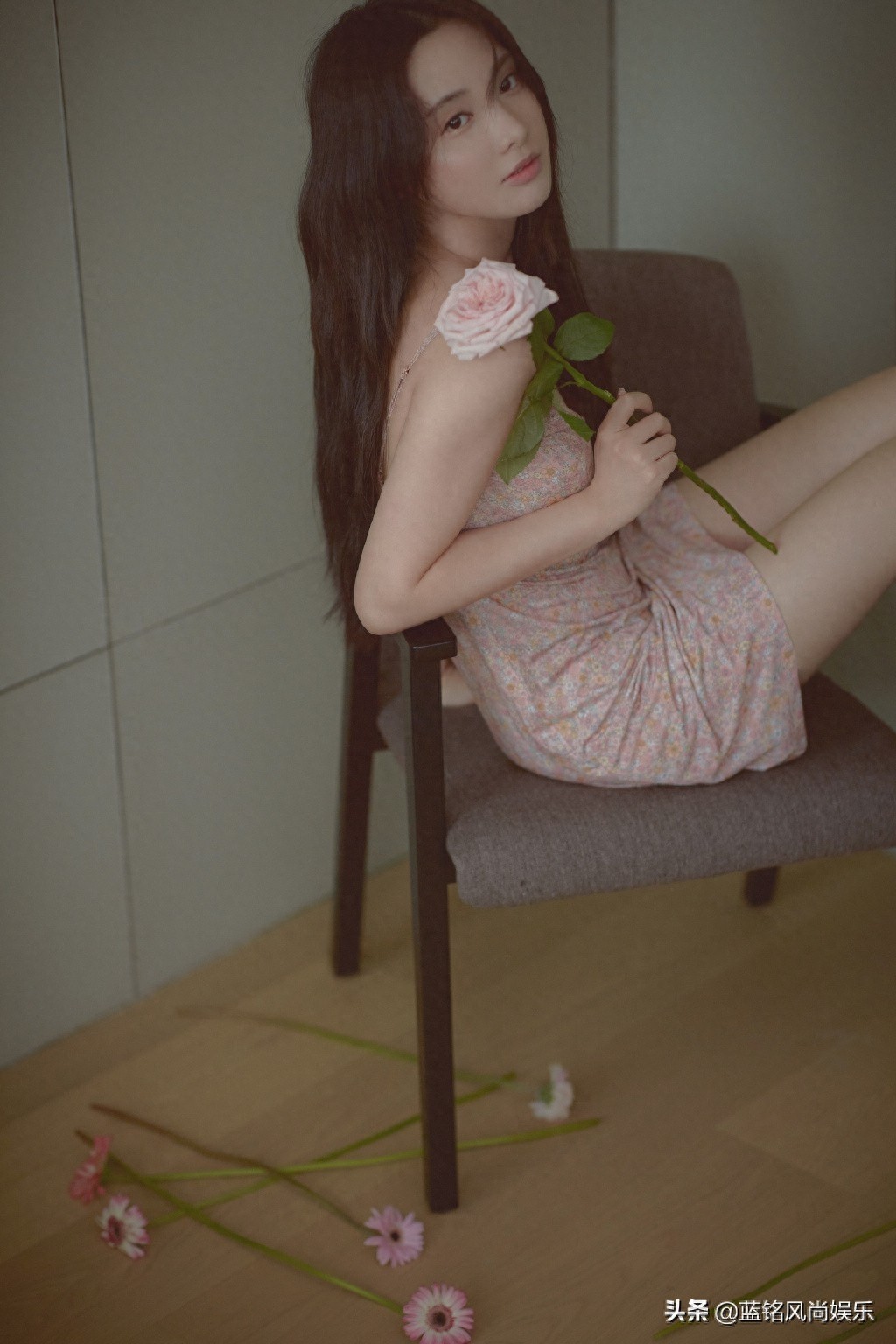 甜美小花彭小苒 来敲动你的心房，轻嗅花香，等你解锁节日密语