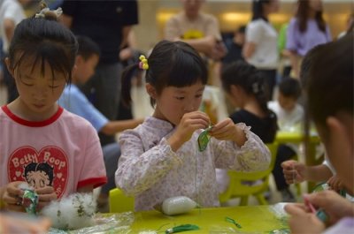 ​制作艾草香包 传承端午文化