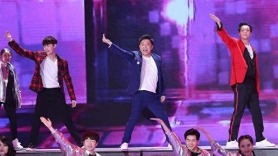 ​黄渤《拼音》爆红春晚：用旋律书写父爱，致敬每一个努力生活灵魂