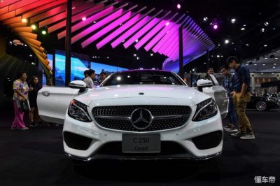 ​奔驰尾灯进苍蝇车主欲双倍索赔 争论焦点尾灯是否存在缝隙