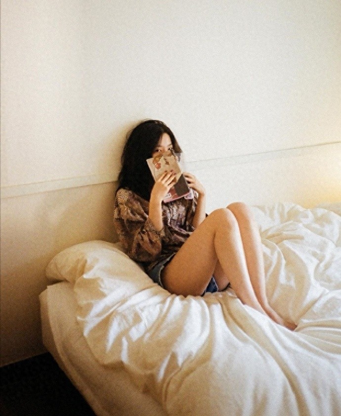 姜涩琪也很适合文艺风，慵懒穿搭舒适迷人，展现不一样魅力