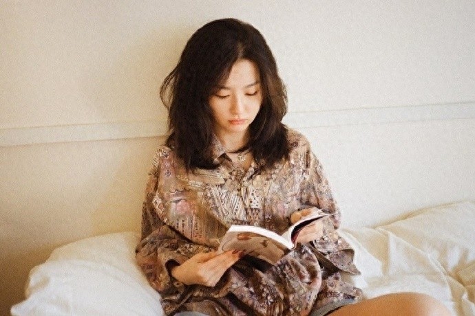 姜涩琪也很适合文艺风，慵懒穿搭舒适迷人，展现不一样魅力