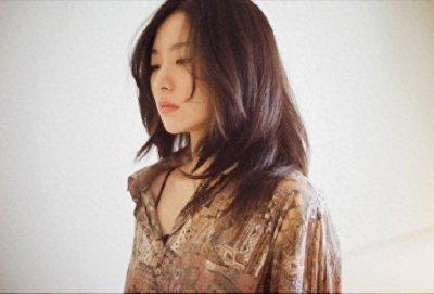 ​姜涩琪也很适合文艺风，慵懒穿搭舒适迷人，展现不一样魅力