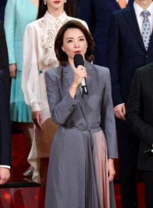 ​48岁董卿近况曝光！温柔打扮亮相酒店会友，门口候车姿态挺拔尽显主持风范