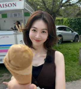 ​姜妍被曝已结婚多年，丈夫帅气正面照曝光，是北京某银行支行行长