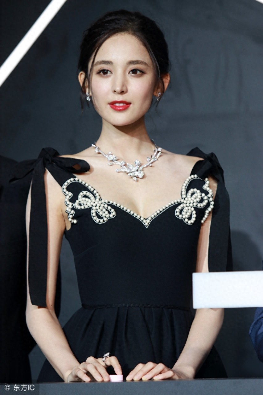 网曝古力娜扎吴亦凡爆冷热恋 双方工作室齐发声明辟谣