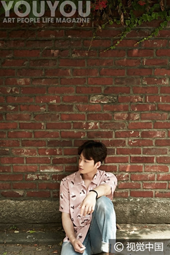 帅气阳光！李贤旭最新写真曝光 捂嘴眯眼玩深沉调皮蹲地