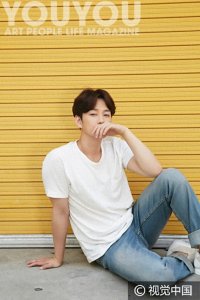 ​帅气阳光！李贤旭最新写真曝光 捂嘴眯眼玩深沉调皮蹲地