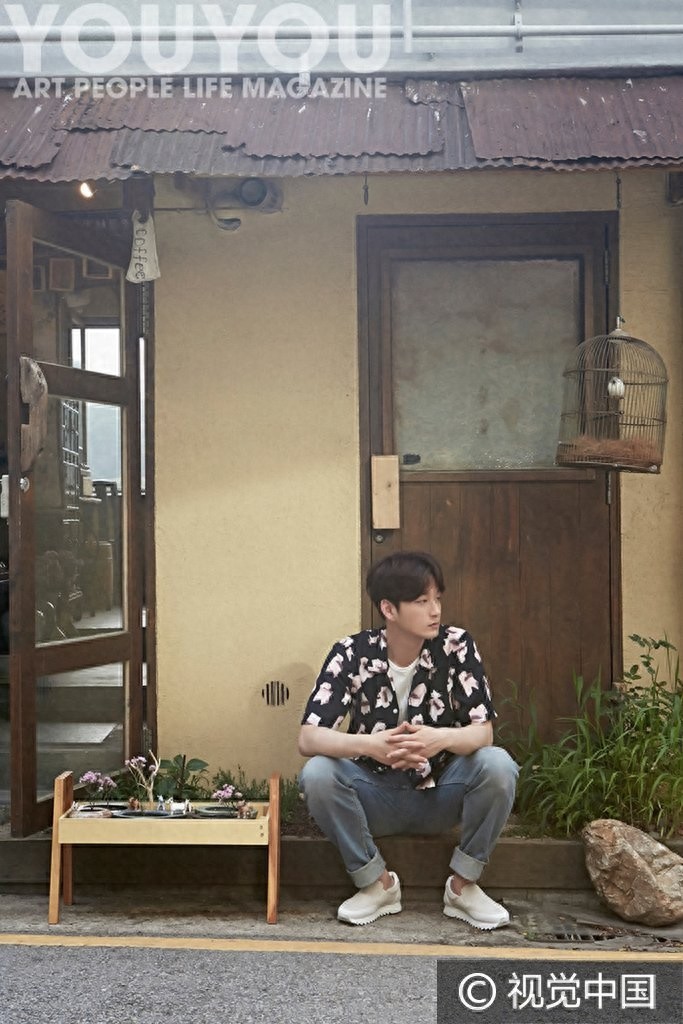 帅气阳光！李贤旭最新写真曝光 捂嘴眯眼玩深沉调皮蹲地