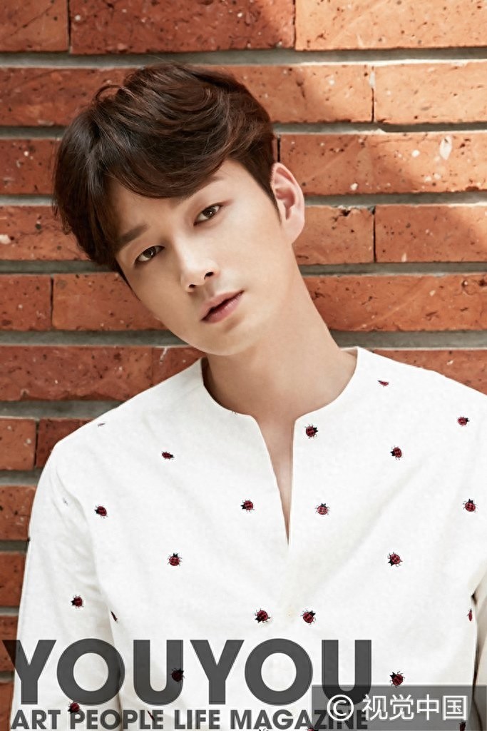 帅气阳光！李贤旭最新写真曝光 捂嘴眯眼玩深沉调皮蹲地