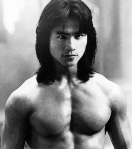 ​全国武术冠军仇云波：功夫匹敌甄子丹，凭一身硬功夫闻名好莱坞