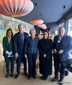 ​查尔斯俩侄女出席论坛！碧翠丝公主变身女强人，比利时王后也到了