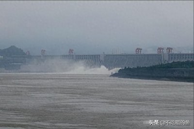 ​洪水猛兽来袭，长江告急，三峡大坝上演泄洪大戏！